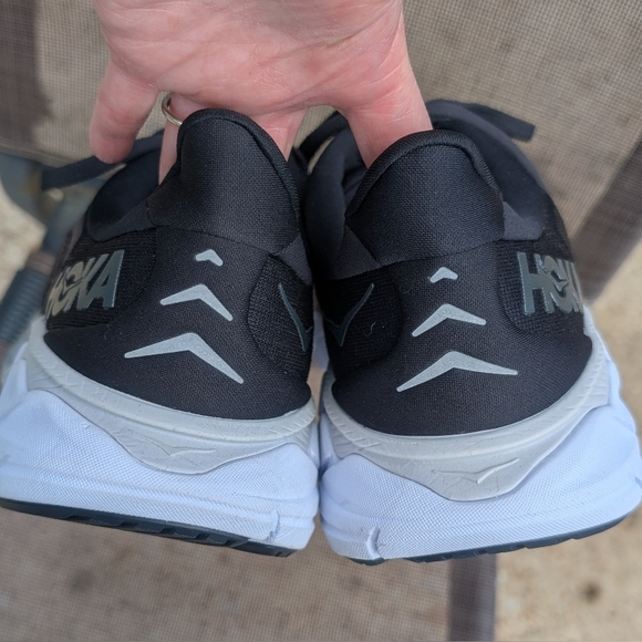 HOKA Arahi 6 Men\'s Size 8D.  Like New Condition.